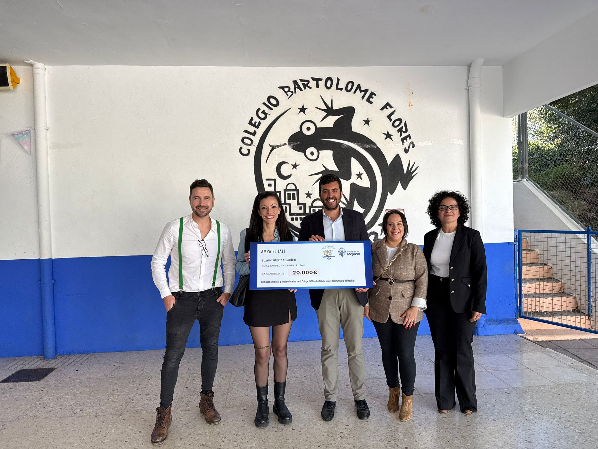 El Ayuntamiento de Mojácar ha hecho entrega oficial del cheque por importe de 20.000 euros al AMPA El Jali del CEIP Bartolomé Flores, una cantidad que fue aprobada e incluida en los Presupuestos Municipales de 2026 por el actual equipo de Gobierno.